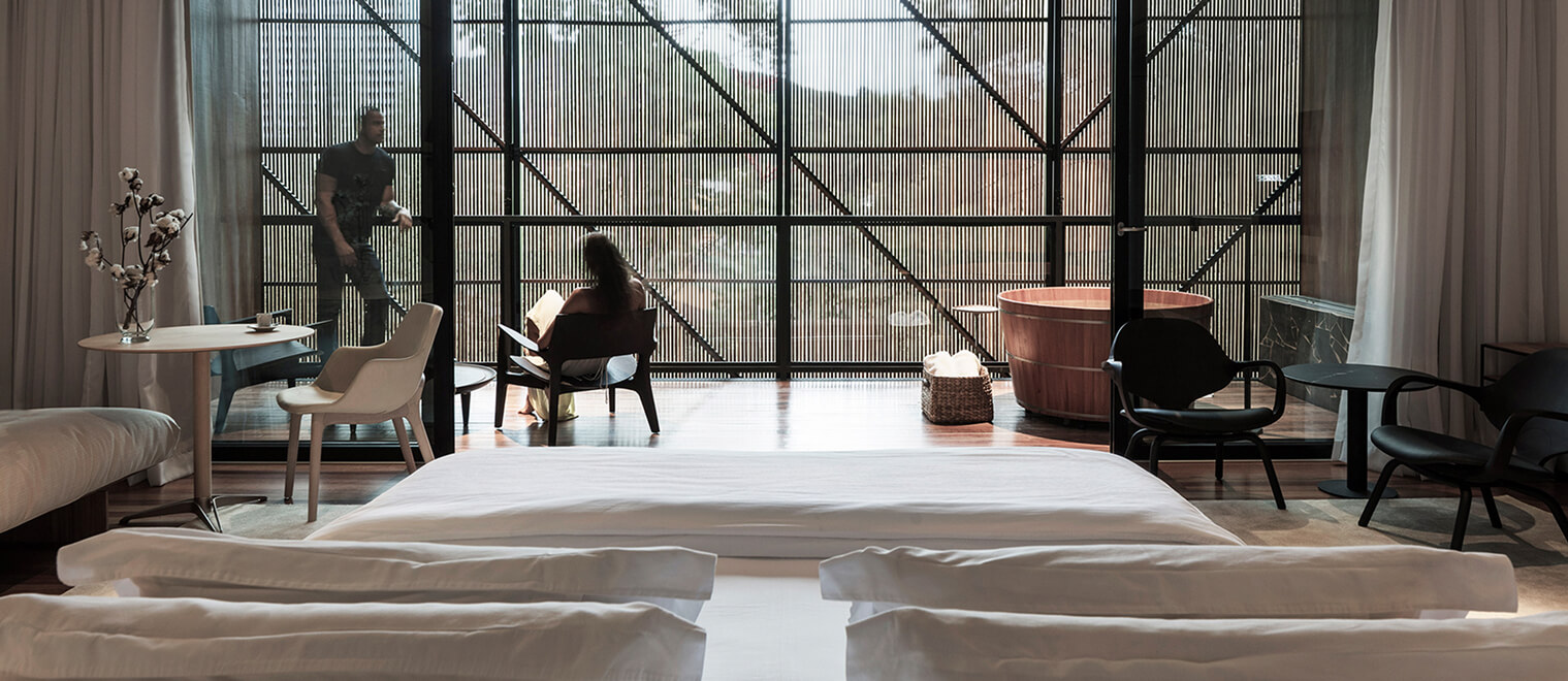 Dos personas en una habitación