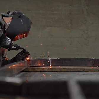 Hombre soldando una pieza